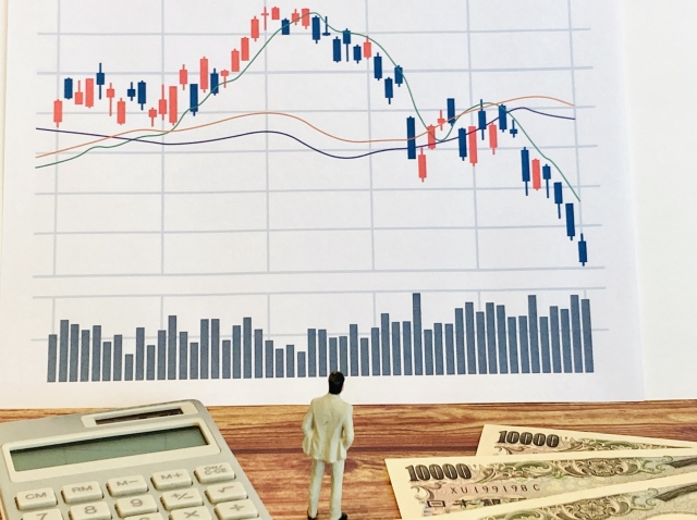 グラフを見るビジネスマン